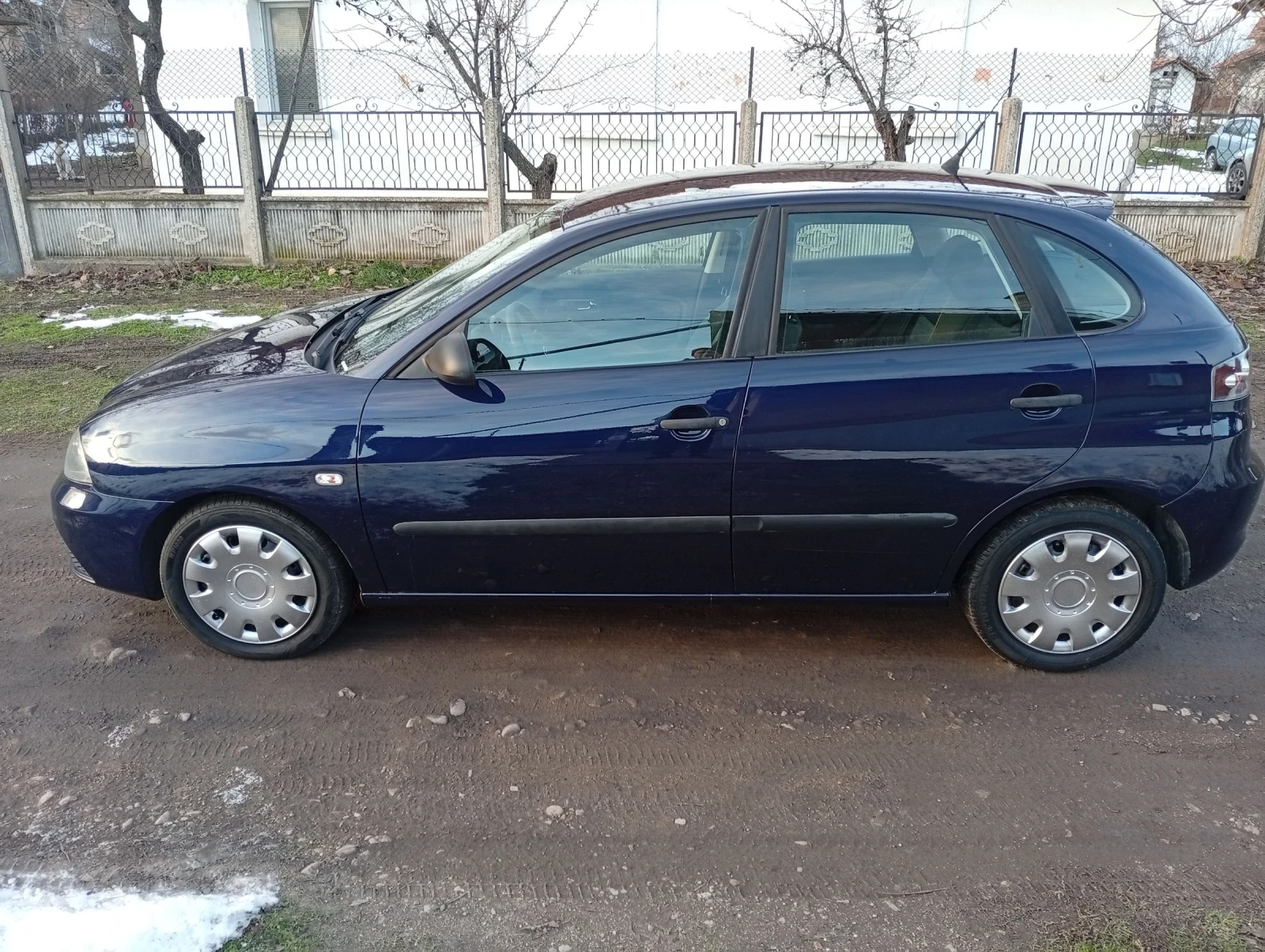 Seat Ibiza 1.2 i, снимка 4 - Автомобили и джипове - 53950042