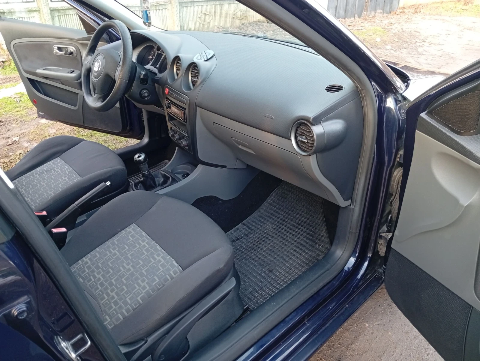 Seat Ibiza 1.2 i, снимка 10 - Автомобили и джипове - 53950042