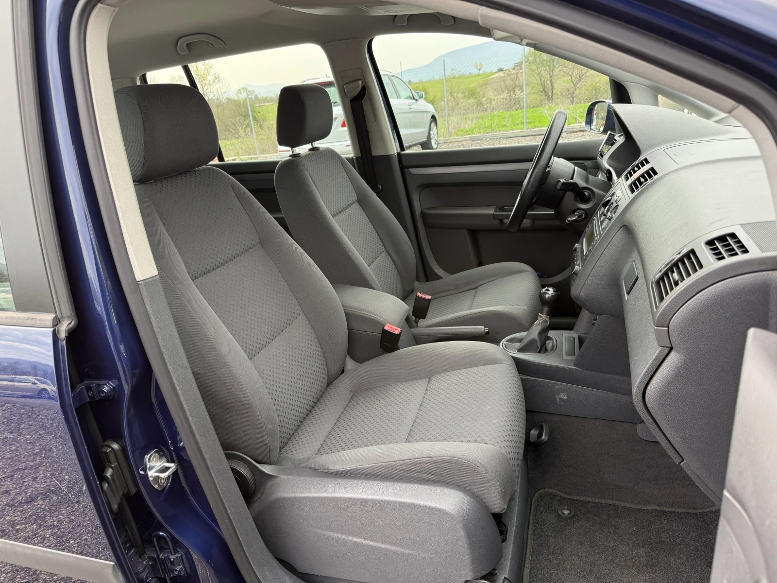 VW Touran, снимка 14 - Автомобили и джипове - 54566467