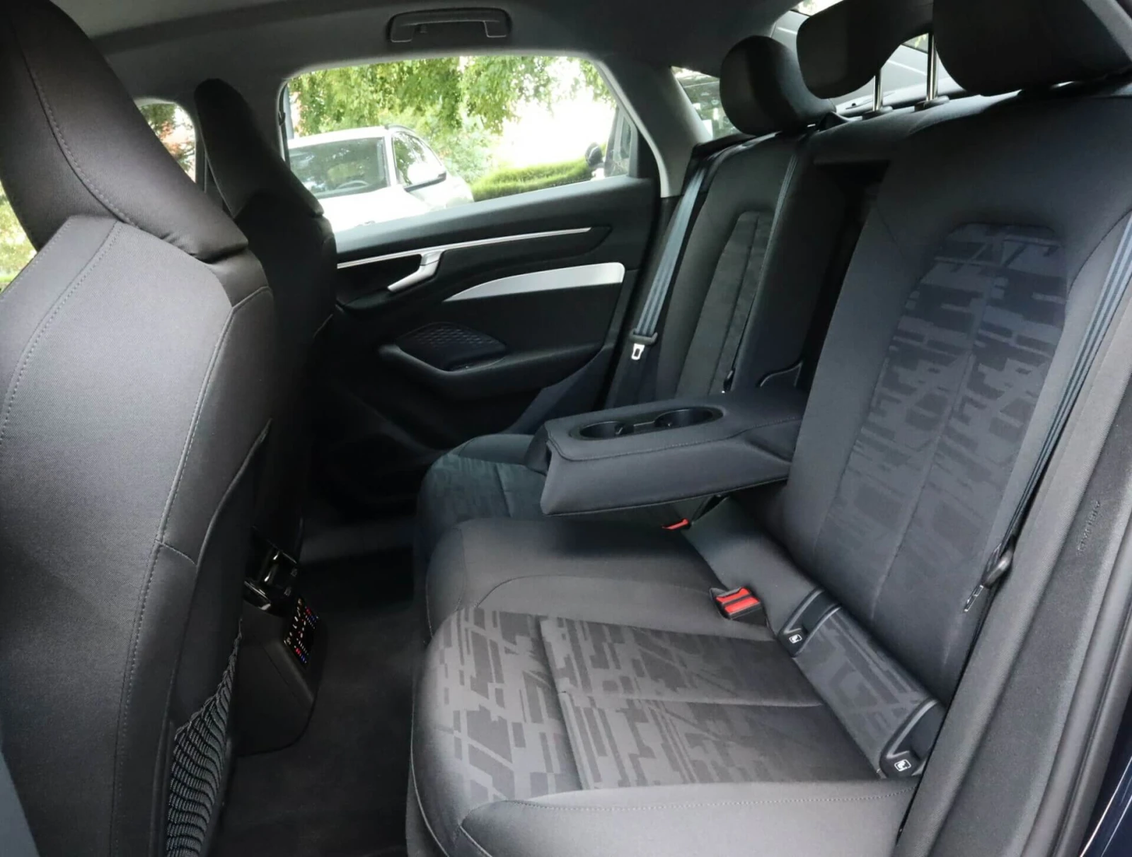 Audi A6 2.0TDI/Distronic/Side Assist/Pasenger Disp./Камера, снимка 9 - Автомобили и джипове - 55245459