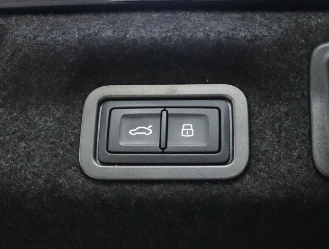 Audi A6 2.0TDI/Distronic/Side Assist/Pasenger Disp./Камера, снимка 17 - Автомобили и джипове - 55245459