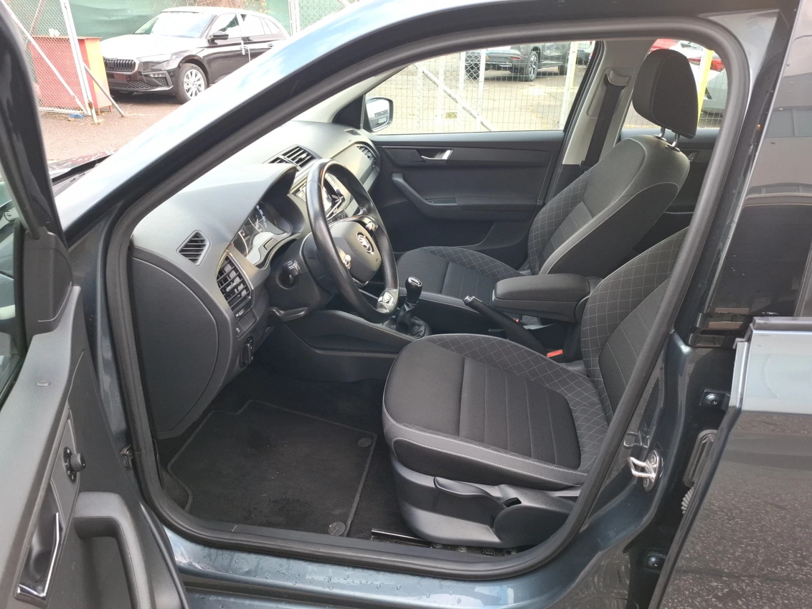 Skoda Fabia 1.0 MPI, снимка 8 - Автомобили и джипове - 56747856