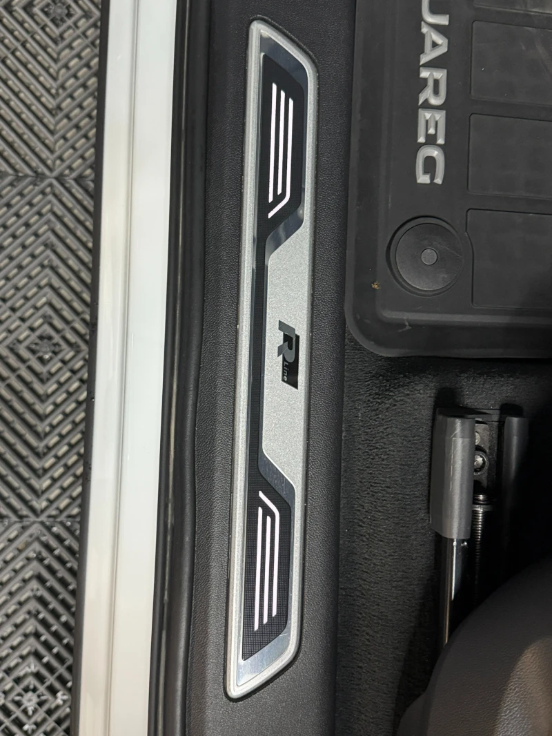 VW Touareg FULL/LIZING/4x4/PANO, снимка 13 - Автомобили и джипове - 51904915