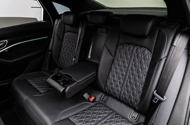 Audi SQ8 E-TRON/SPORTBACK/B&O/PANO/360/MATRIX/HEAD UP/, снимка 16 - Автомобили и джипове - 53438429