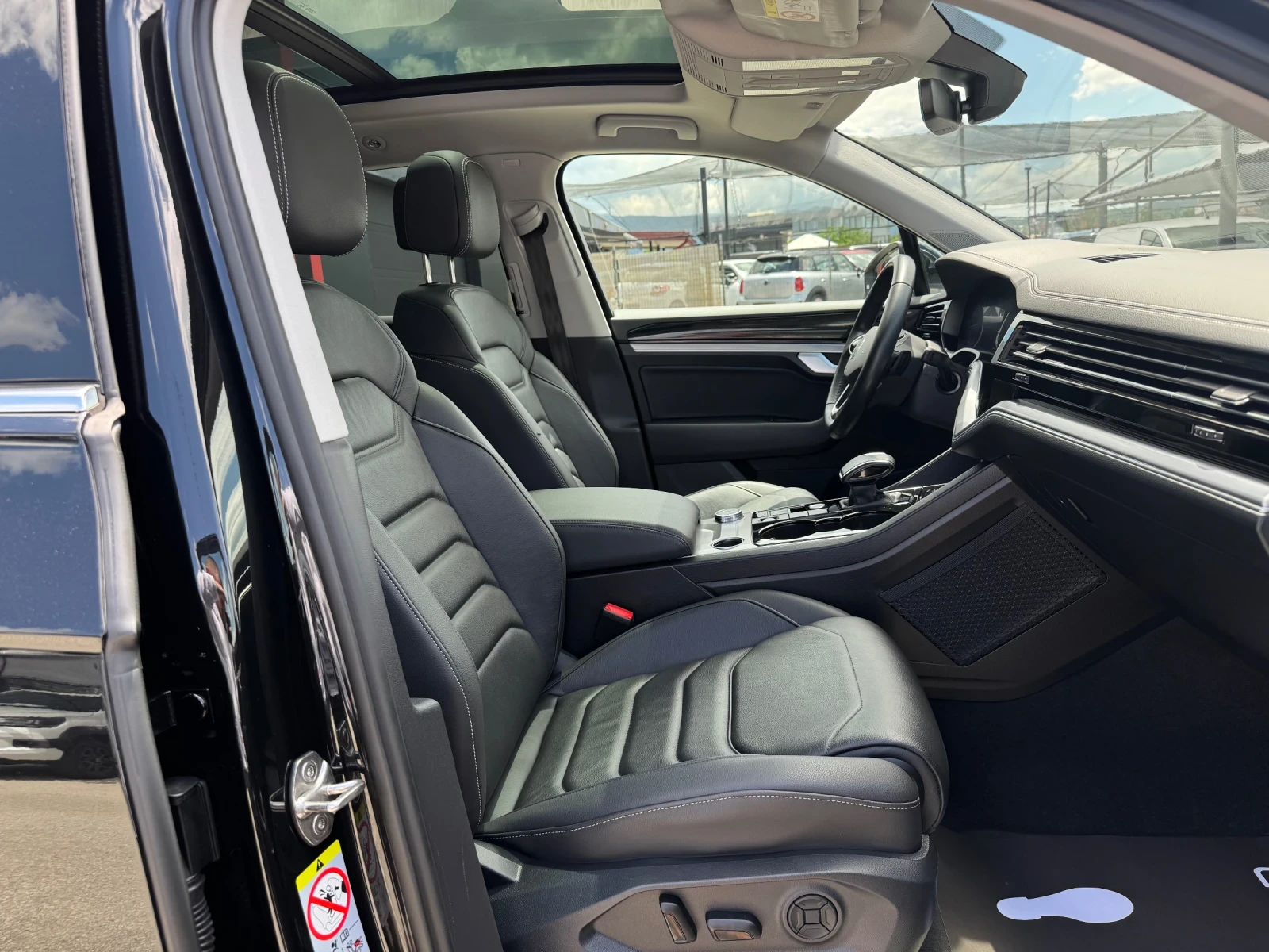 VW Touareg 3.0TDI-KEYLESS-PANORAMA-MEMORY-ПОДГРЕВ-93000км., снимка 17 - Автомобили и джипове - 54967692