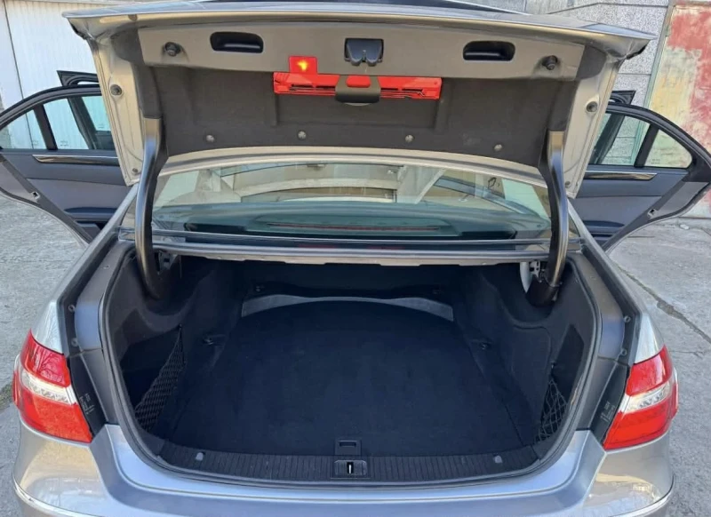 Mercedes-Benz E 220, снимка 12 - Автомобили и джипове - 53421879