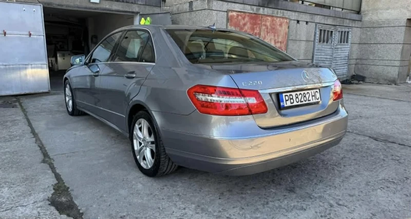 Mercedes-Benz E 220, снимка 6 - Автомобили и джипове - 53421879