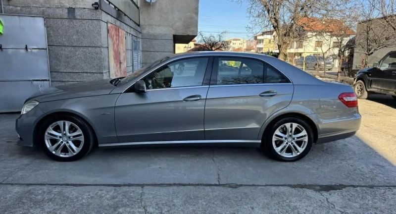 Mercedes-Benz E 220, снимка 2 - Автомобили и джипове - 53421879
