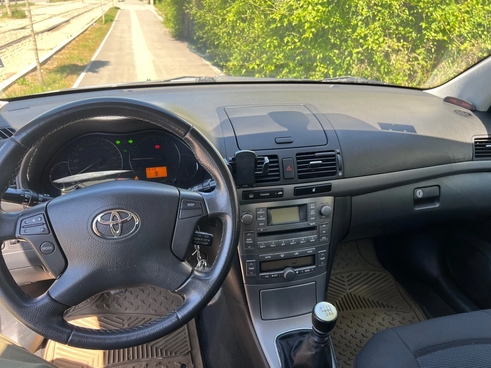 Toyota Avensis 2.2 - изображение 5