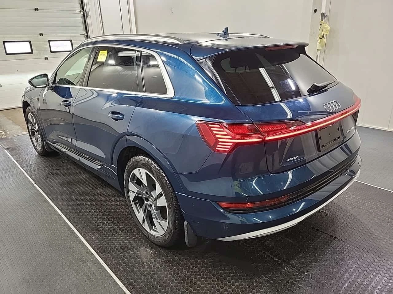 Audi E-Tron TECHNIK| HEAD-UP| 360 КАМЕРИ| PANO| 2 КЛЮЧА, снимка 4 - Автомобили и джипове - 54065195