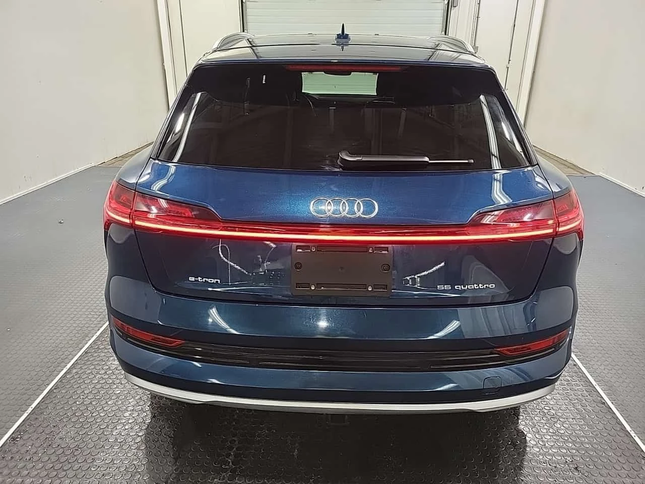 Audi E-Tron TECHNIK| HEAD-UP| 360 КАМЕРИ| PANO| 2 КЛЮЧА, снимка 6 - Автомобили и джипове - 54065195