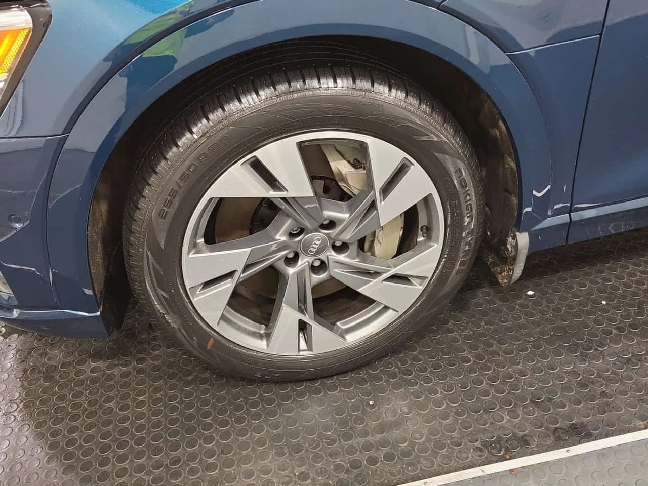 Audi E-Tron TECHNIK| HEAD-UP| 360 КАМЕРИ| PANO| 2 КЛЮЧА, снимка 5 - Автомобили и джипове - 54065195