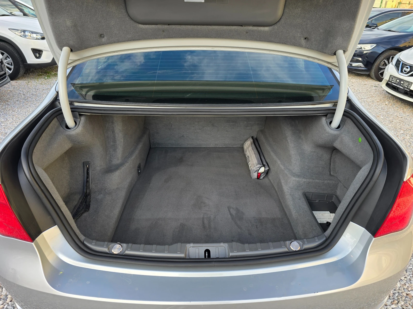 BMW 750 i /NAVI/VACUM/FULL/, снимка 15 - Автомобили и джипове - 54150242