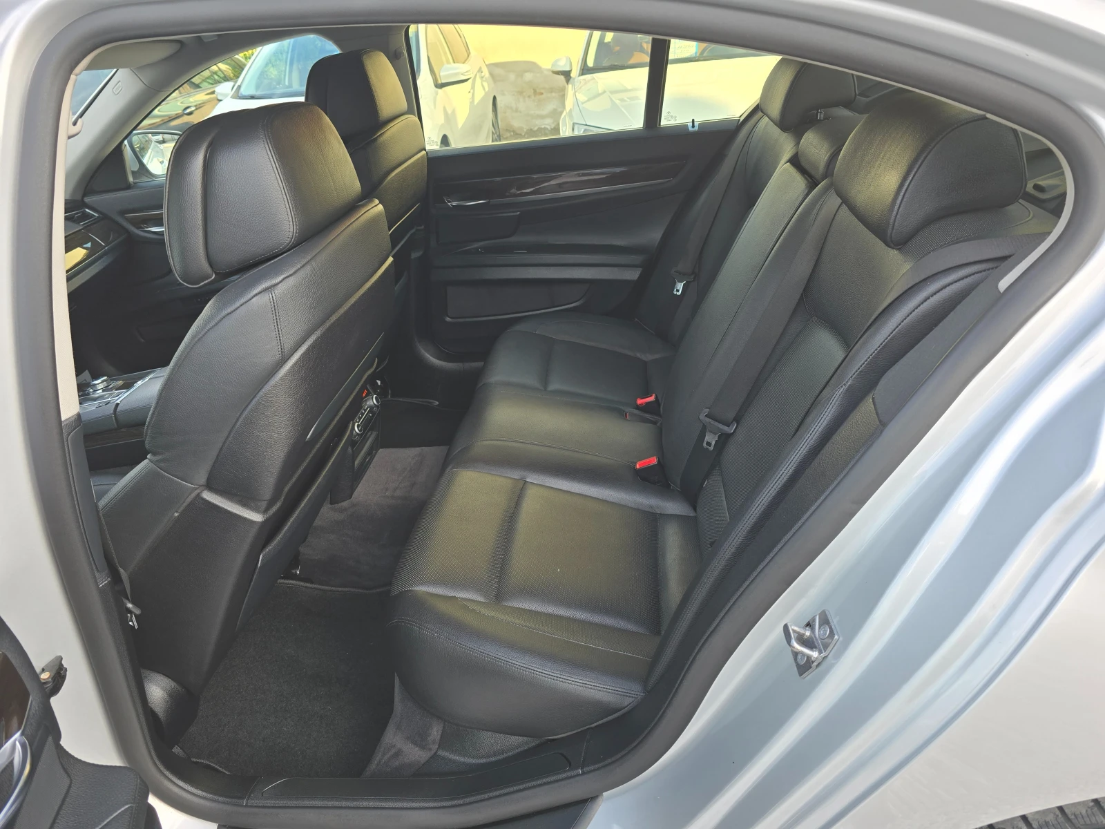 BMW 750 i /NAVI/VACUM/FULL/, снимка 13 - Автомобили и джипове - 54150242