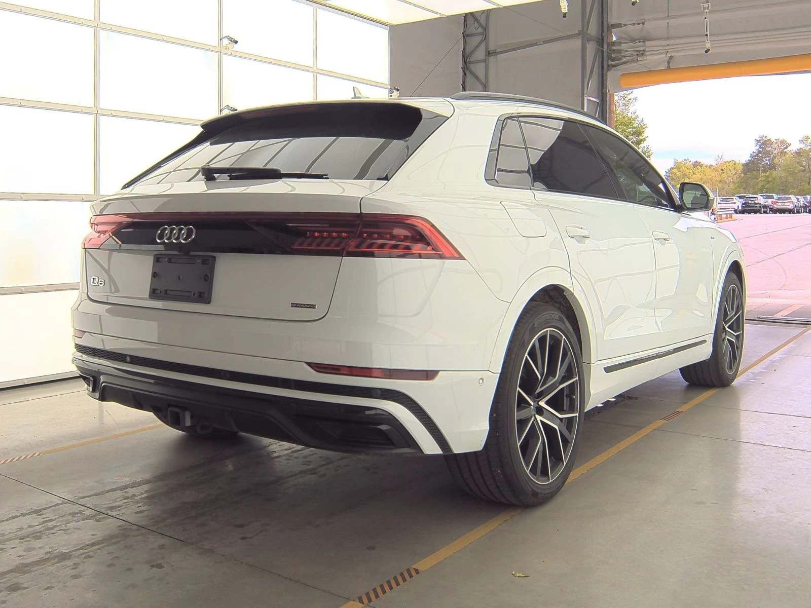 Audi Q8 PRESTIGE S-Line* Matrix* B&О* 360* Въздух* Масаж*  - изображение 4