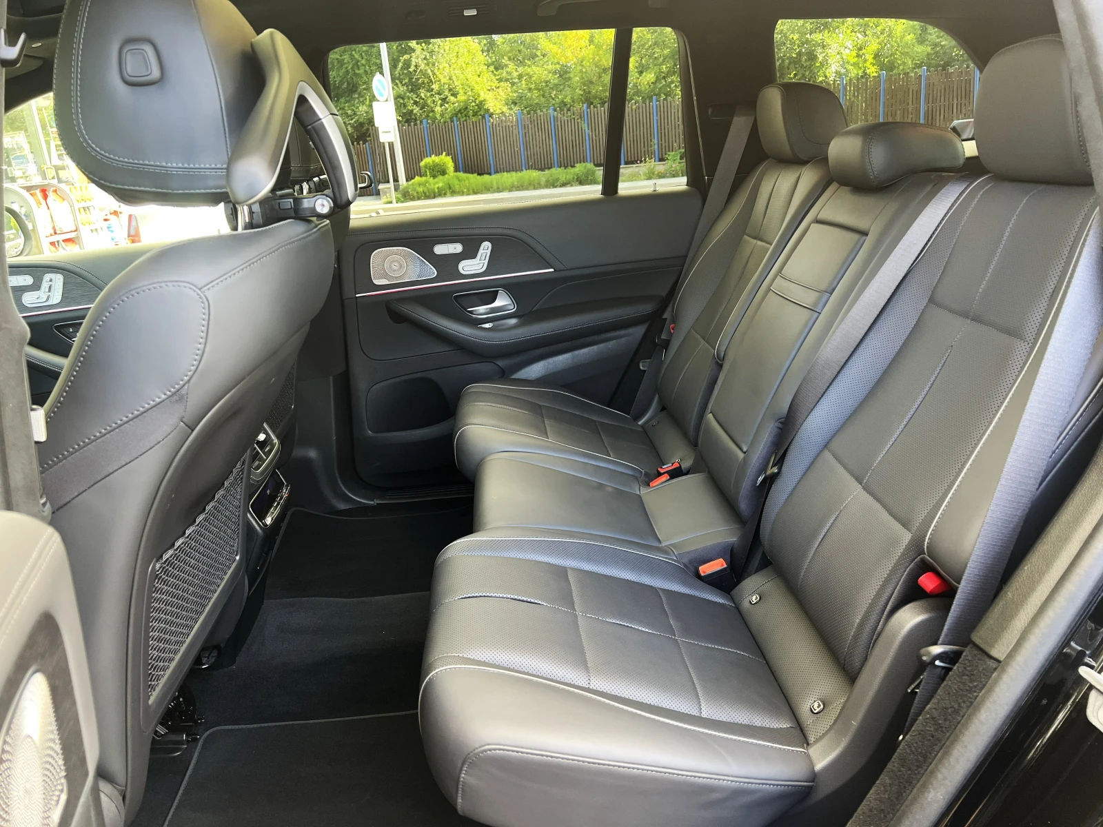 Mercedes-Benz GLS 400 d / AMG / BURM / HUD / 360 / PANO / MULTIBEAM /, снимка 16 - Автомобили и джипове - 55623598