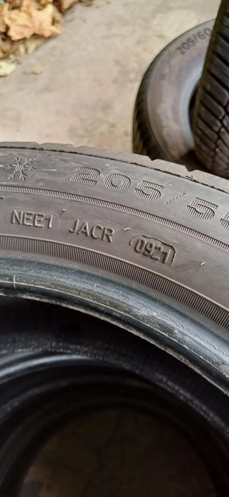 Гуми Зимни 205/60R16, снимка 6 - Гуми и джанти - 52129653