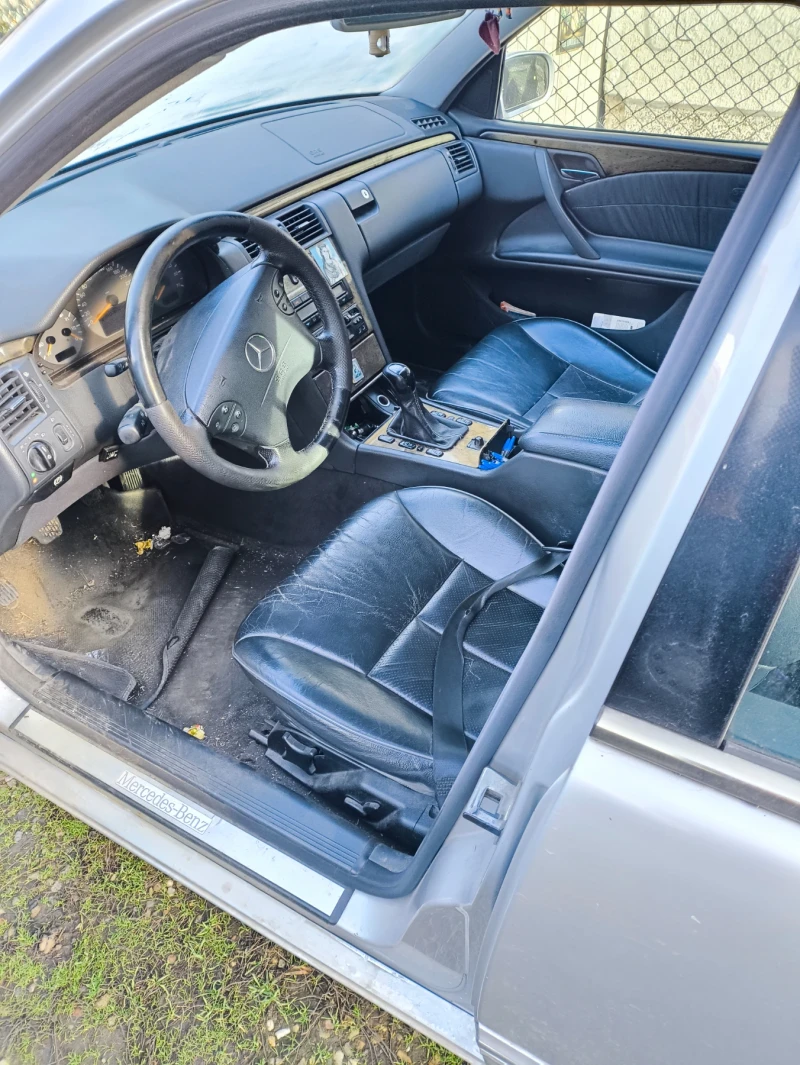 Mercedes-Benz E 240, снимка 3 - Автомобили и джипове - 53194079