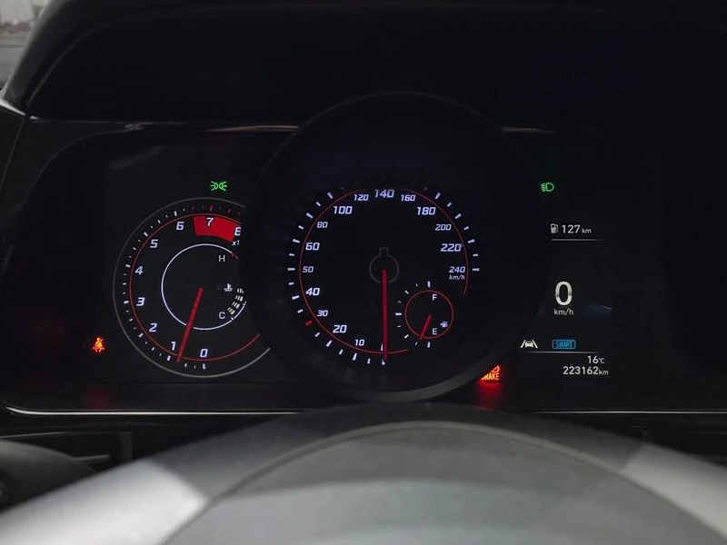 Hyundai Elantra 1.6 Automatic, снимка 8 - Автомобили и джипове - 55689784