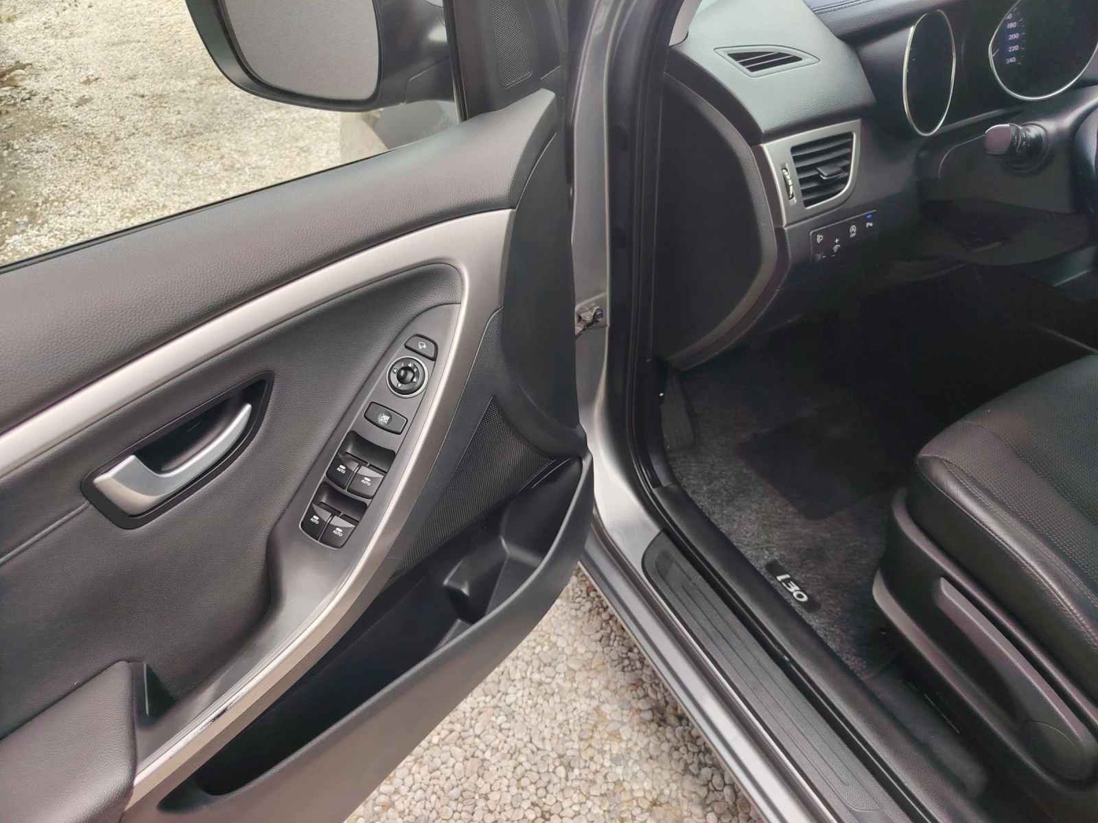 Hyundai I30 1.6i, снимка 11 - Автомобили и джипове - 55153033