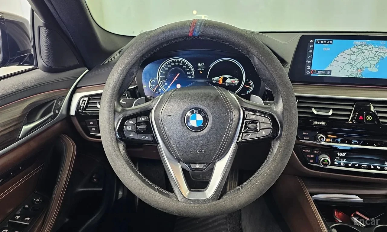 BMW 530 xDrive M Sport/360/ДИСТРОНИК/ОБДУХ/ХЕДЪП, снимка 13 - Автомобили и джипове - 56131002