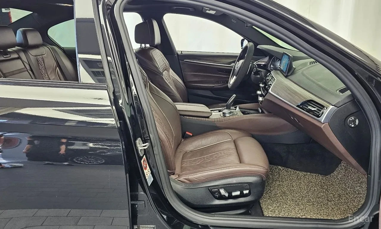 BMW 530 xDrive M Sport/360/ДИСТРОНИК/ОБДУХ/ХЕДЪП, снимка 11 - Автомобили и джипове - 56131002
