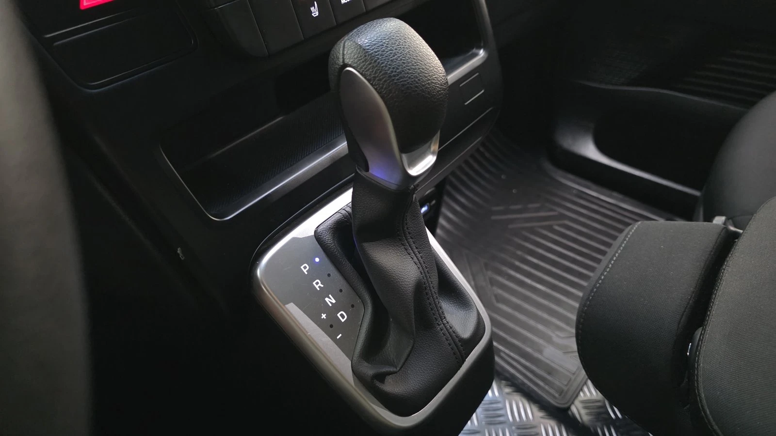 Hyundai Staria Cargo* BLIND SPOT* КРАЙНА ЦЕНА, снимка 9 - Автомобили и джипове - 55367062