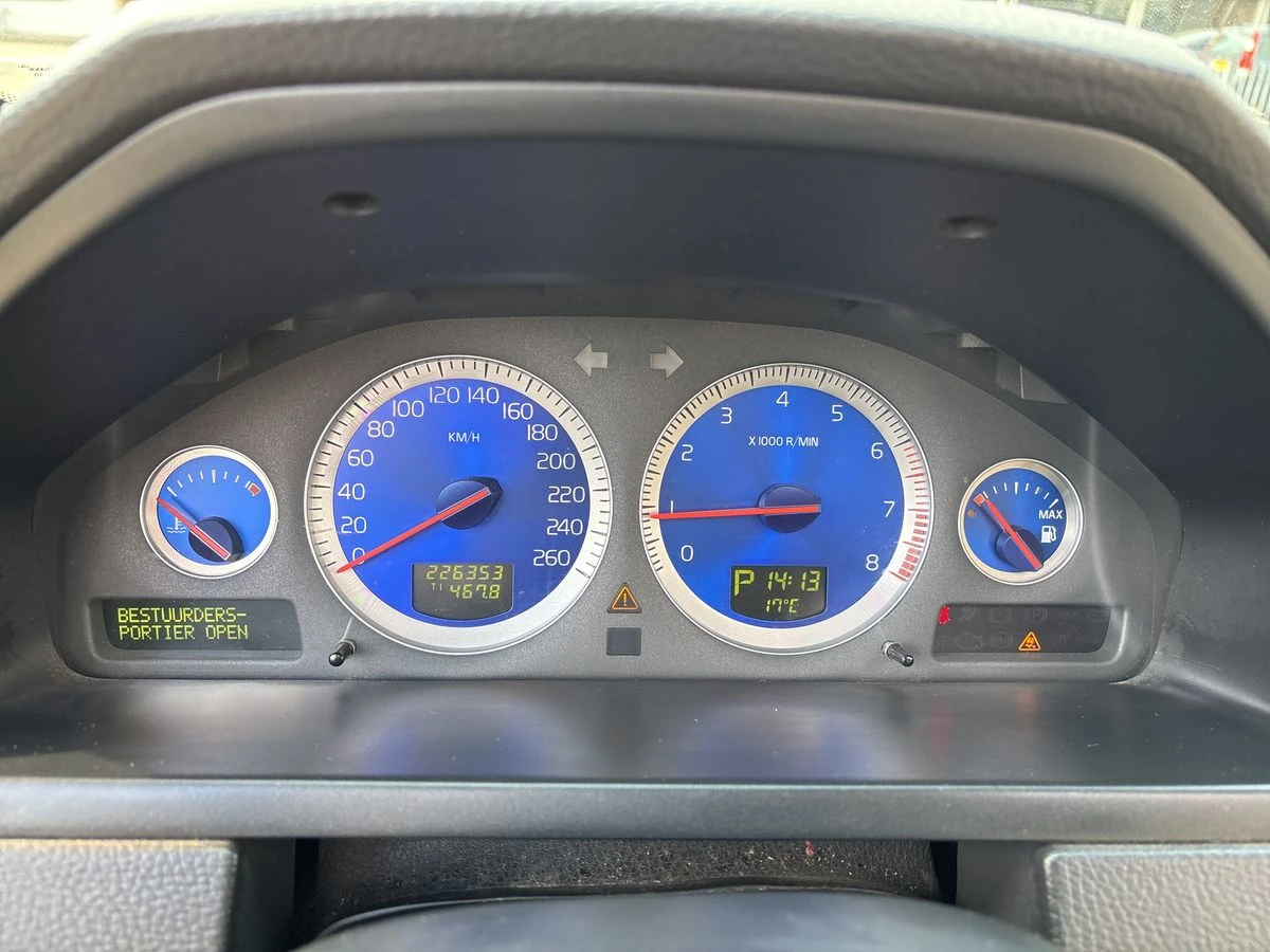 Volvo Xc90 4.4 V8 R-Design/История, снимка 7 - Автомобили и джипове - 53880289