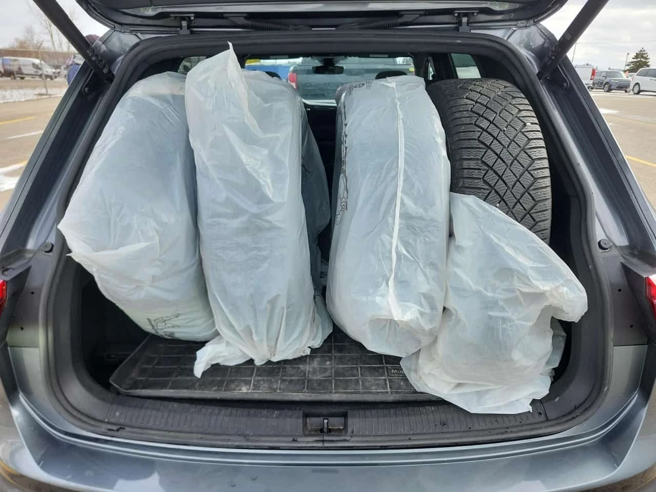 VW Tiguan R LINE BLACK EDITION /CARFAX/2 ключа/Гуми и Джанти, снимка 12 - Автомобили и джипове - 53913006