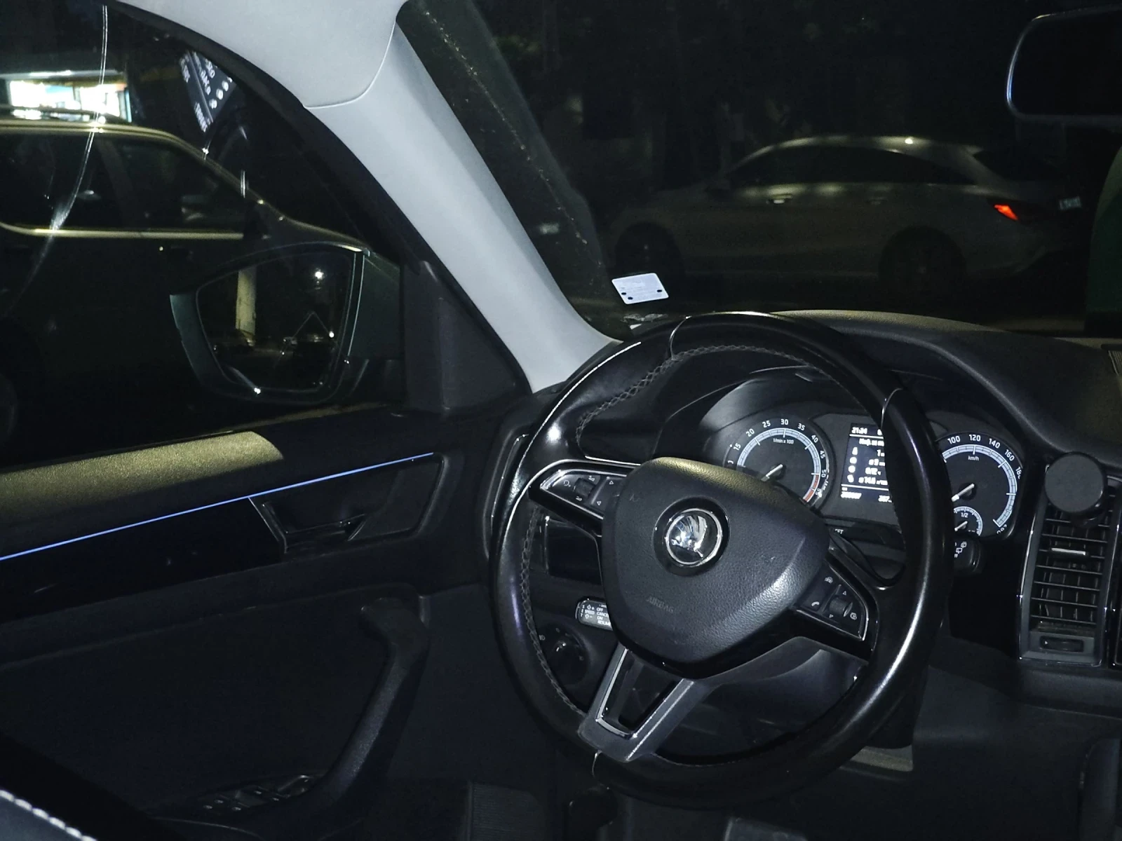 Skoda Kodiaq | 7 МЕСТА | Панорамен покрив, снимка 7 - Автомобили и джипове - 55167278