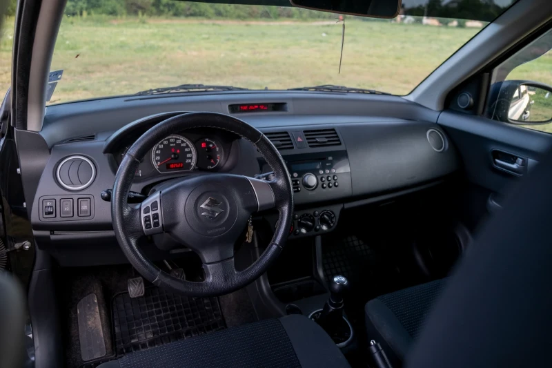 Suzuki Swift 1.3, снимка 6 - Автомобили и джипове - 52455043