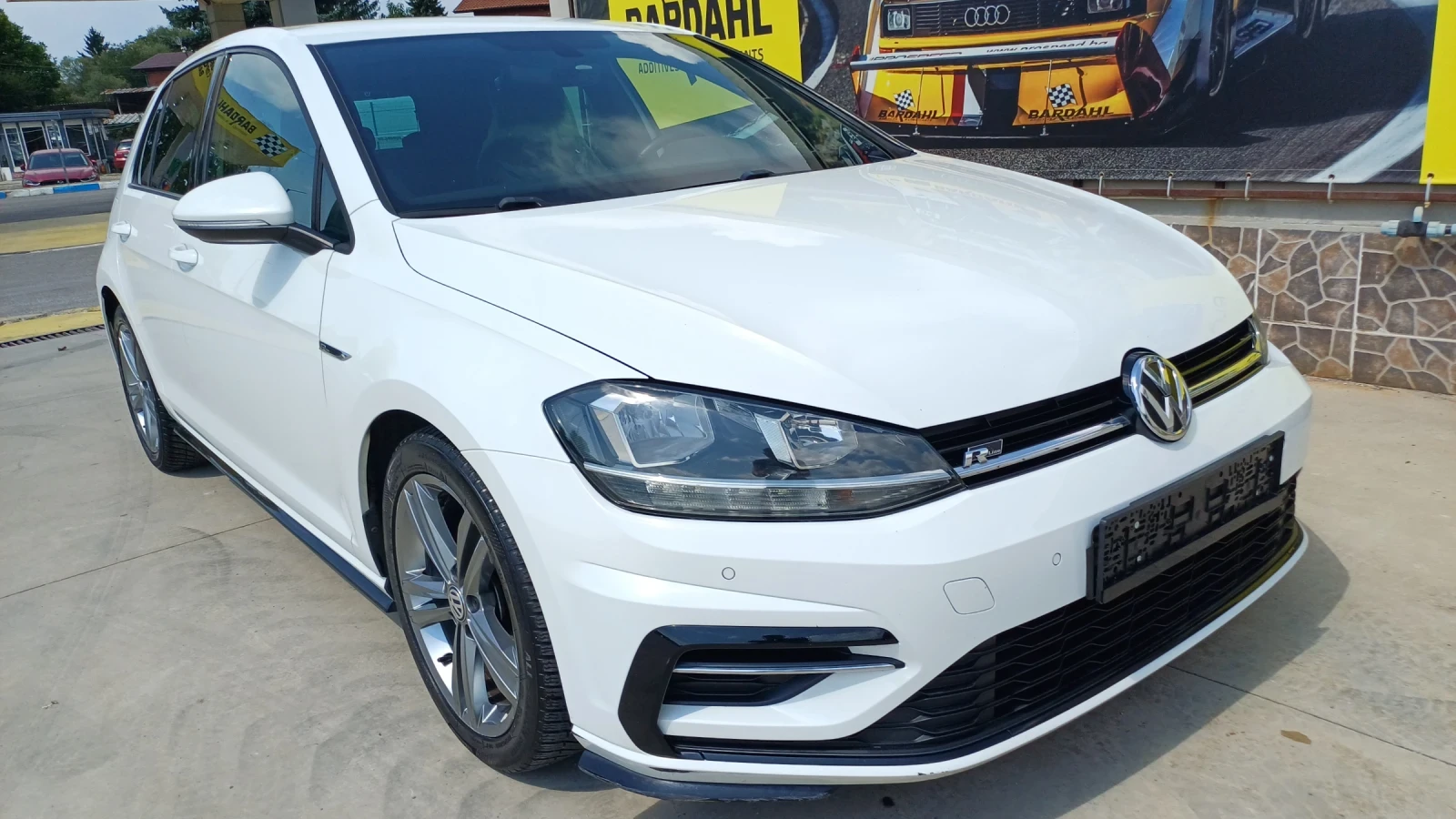 VW Golf R-LINE