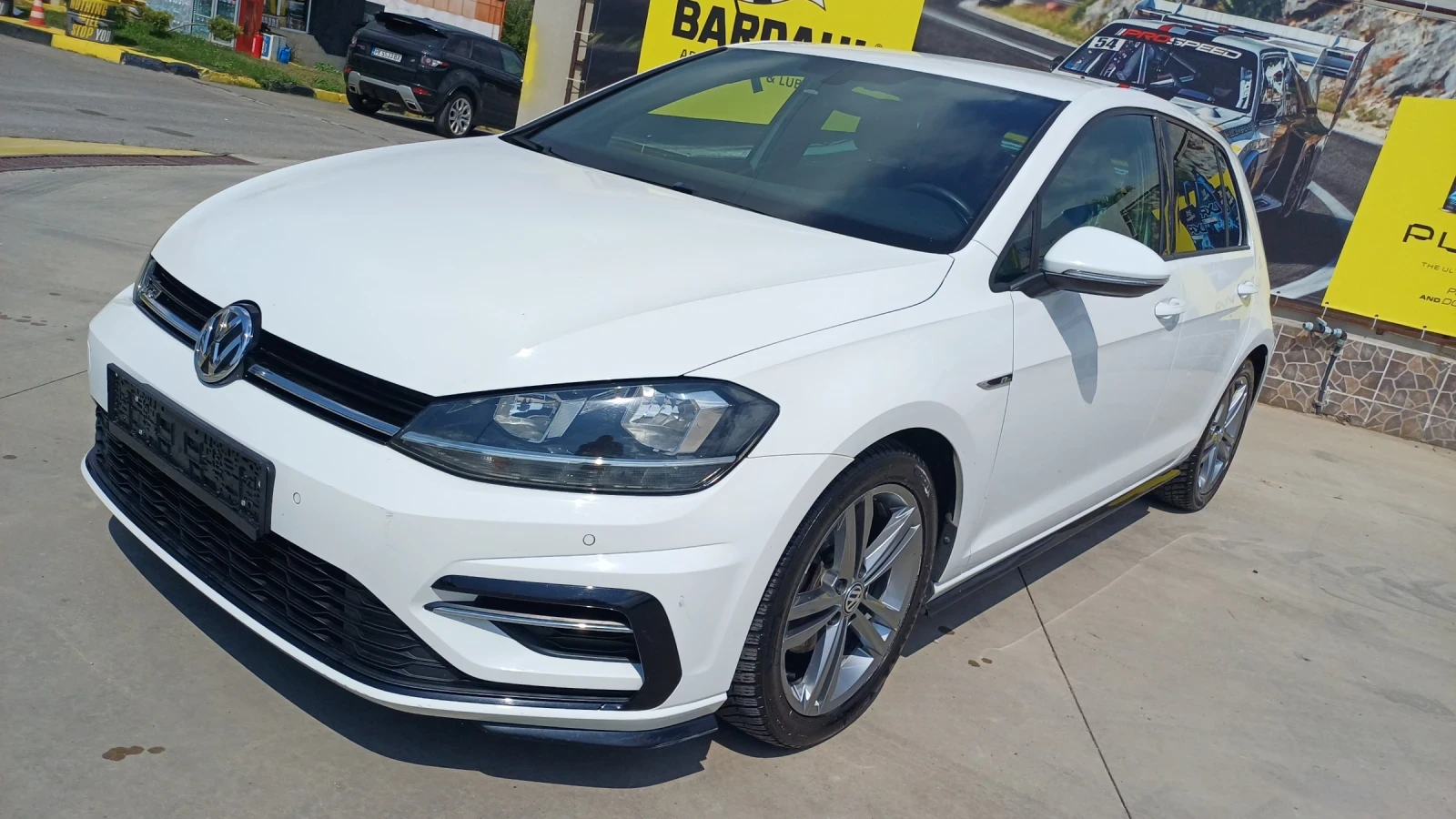 VW Golf R-LINE