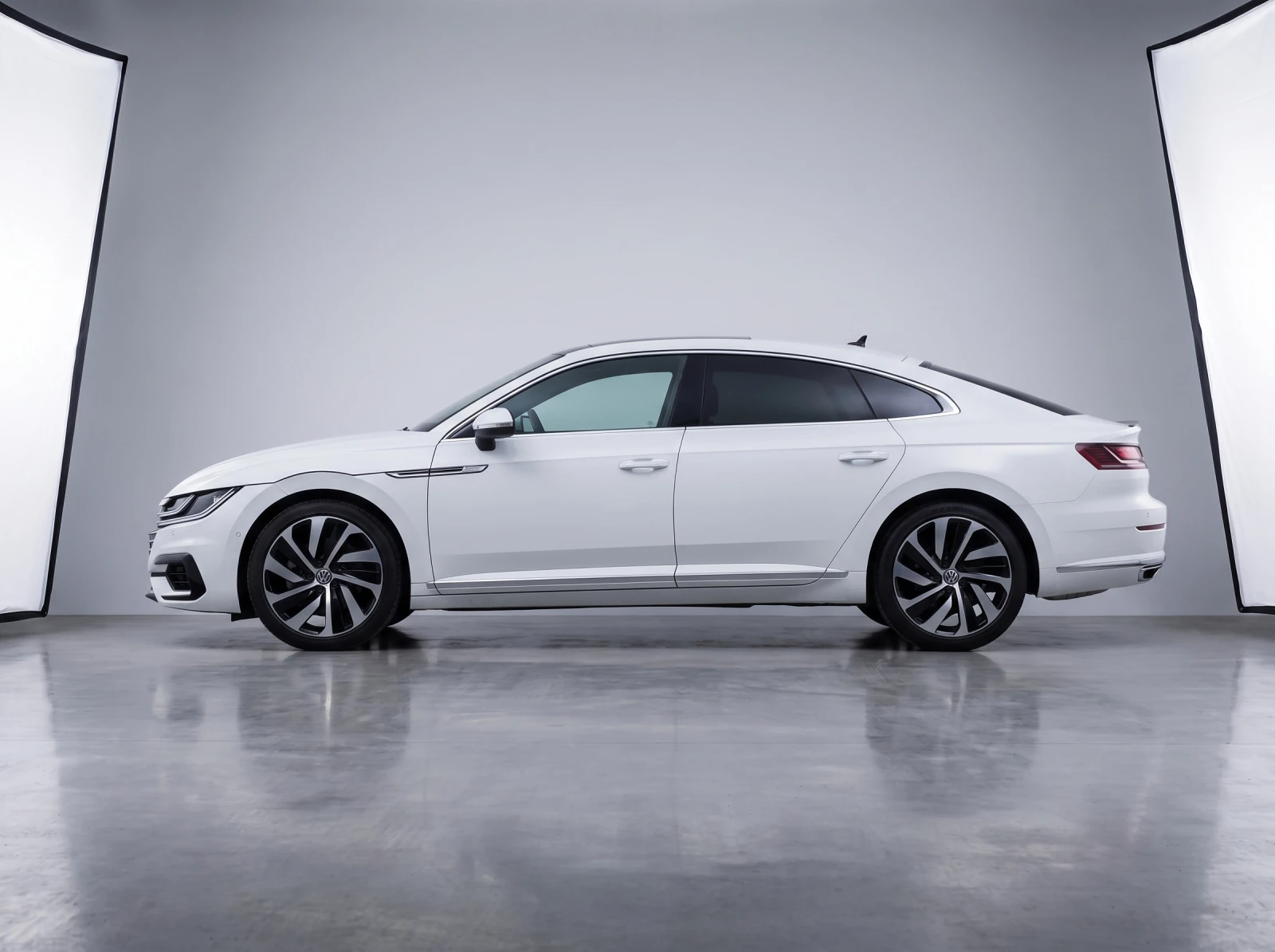 VW Arteon TSI R-Line, снимка 4 - Автомобили и джипове - 55840022