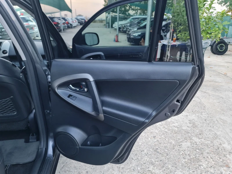 Toyota Rav4 2.2 D4D 4x4 Кожа KeyLess Go Камера, снимка 9 - Автомобили и джипове - 47468031