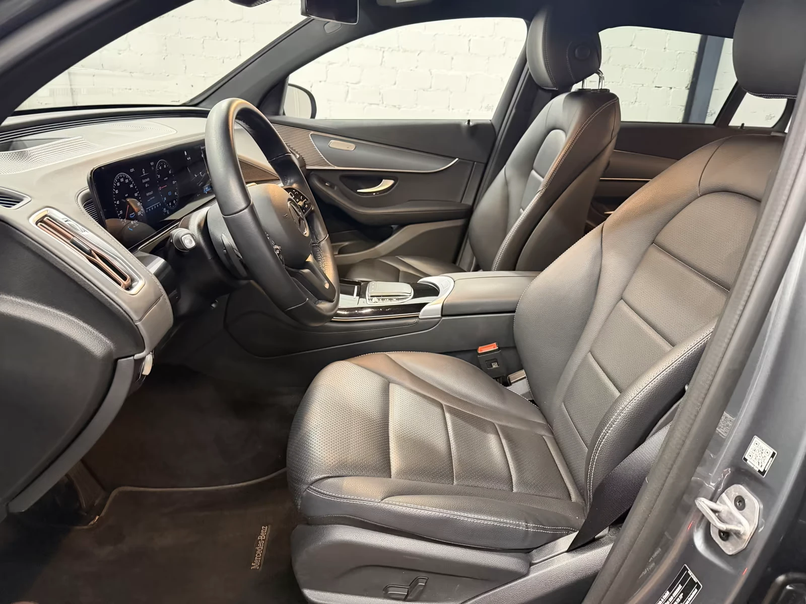 Mercedes-Benz EQC 400* 4M* HEAD-UP* CAM* LED* CARPLAY* , снимка 8 - Автомобили и джипове - 53995148