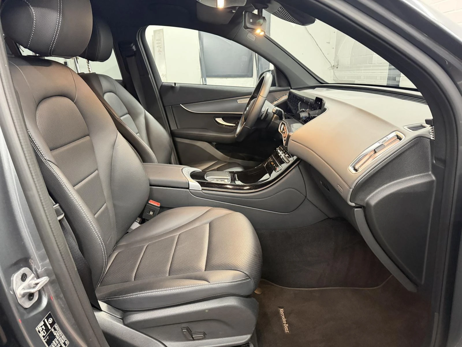 Mercedes-Benz EQC 400* 4M* HEAD-UP* CAM* LED* CARPLAY* , снимка 13 - Автомобили и джипове - 53995148