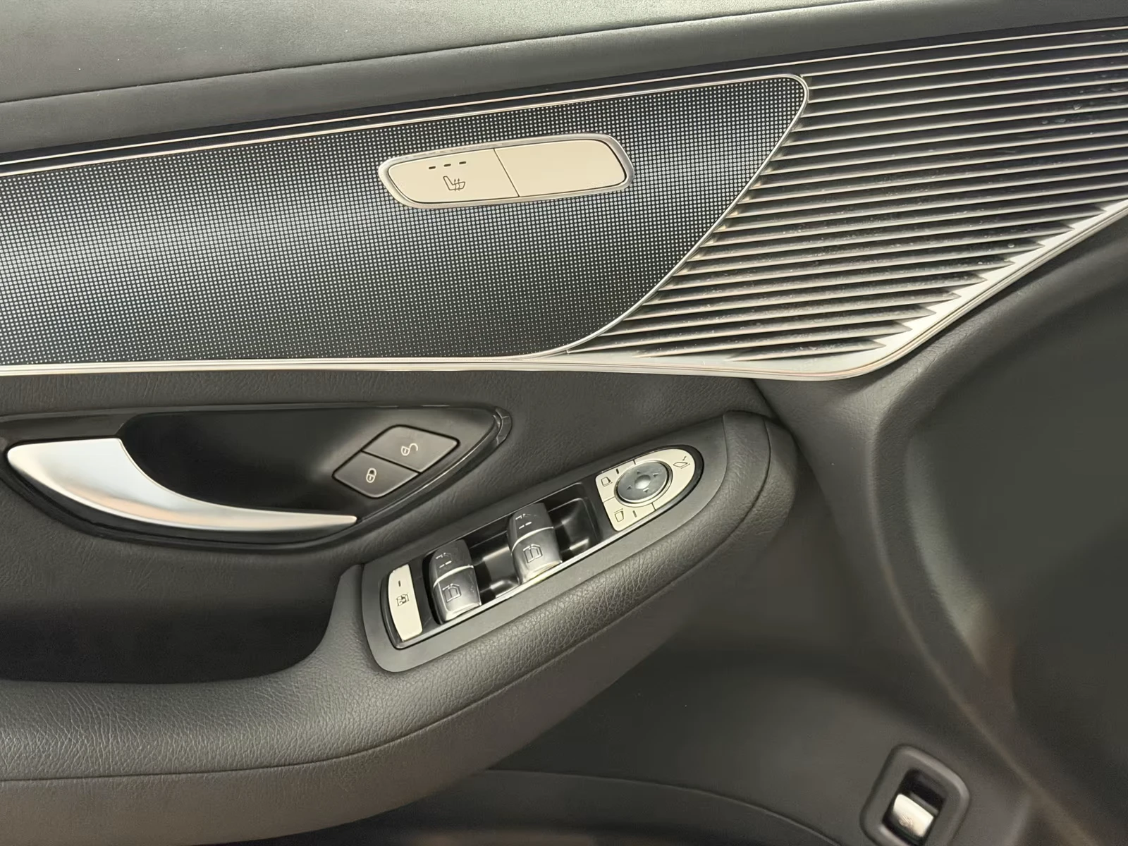 Mercedes-Benz EQC 400* 4M* HEAD-UP* CAM* LED* CARPLAY* , снимка 7 - Автомобили и джипове - 53995148