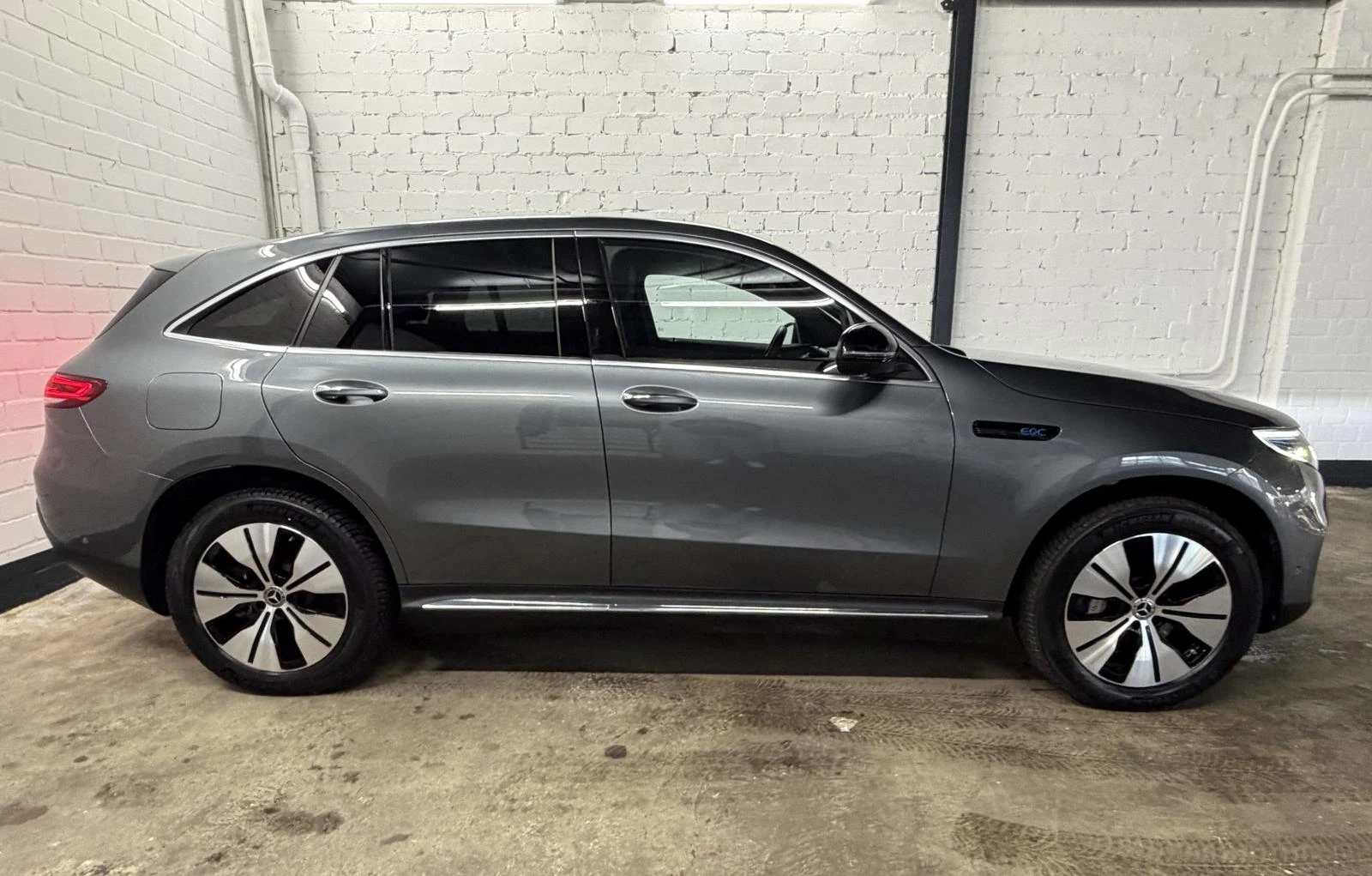 Mercedes-Benz EQC 400* 4M* HEAD-UP* CAM* LED* CARPLAY* , снимка 3 - Автомобили и джипове - 53995148