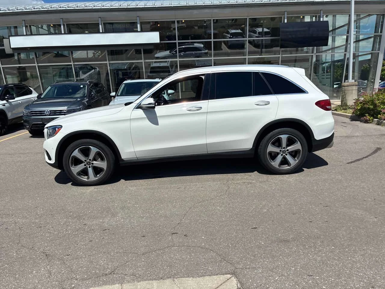 Mercedes-Benz GLC 300 4MATIC * ГЛАВНО ПРЕДСТАВИТЕЛСТВО НА VOLKSWAGEN* , снимка 3 - Автомобили и джипове - 54979498