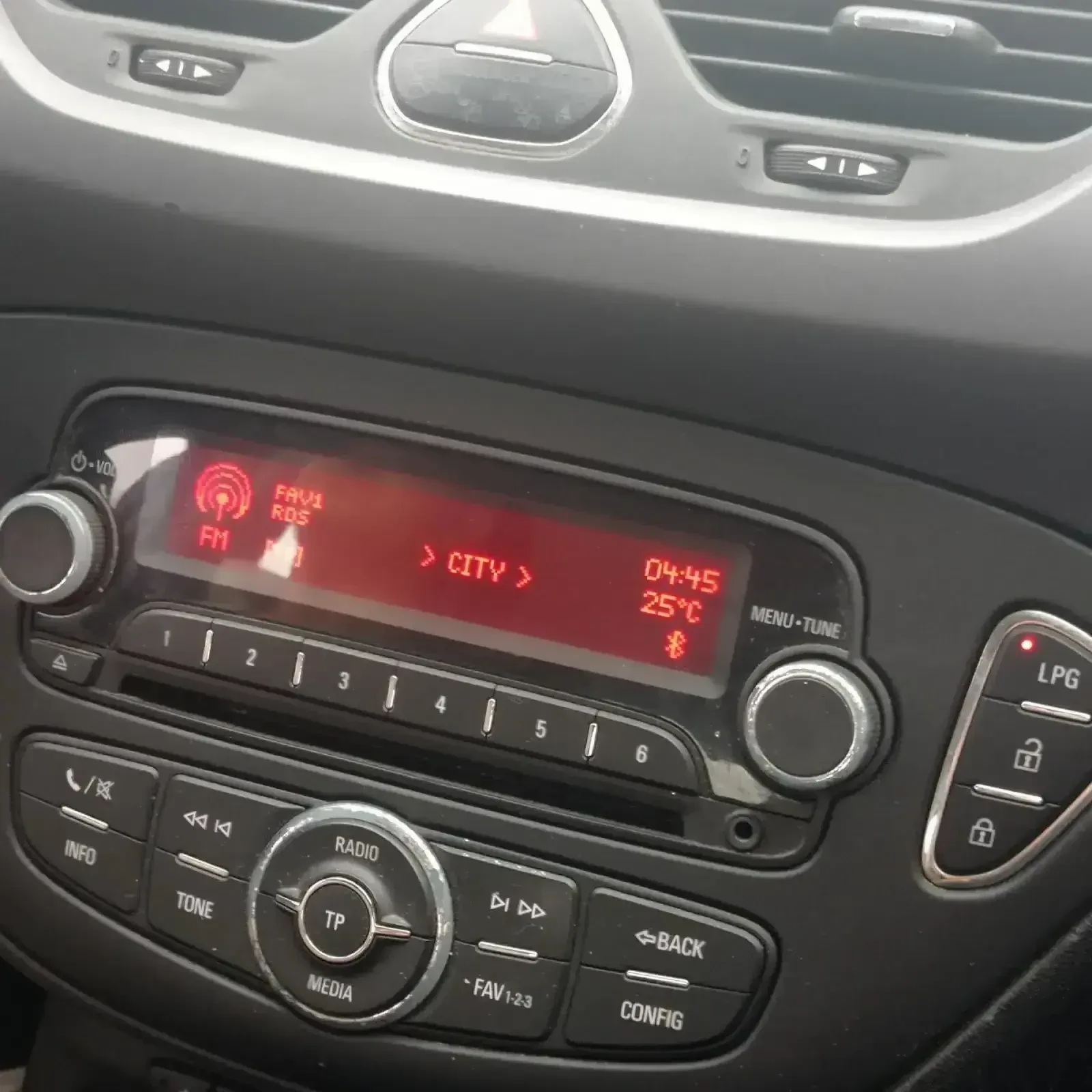 Opel Corsa Е.1.4/90кс Без Турбо* , снимка 13 - Автомобили и джипове - 54721817