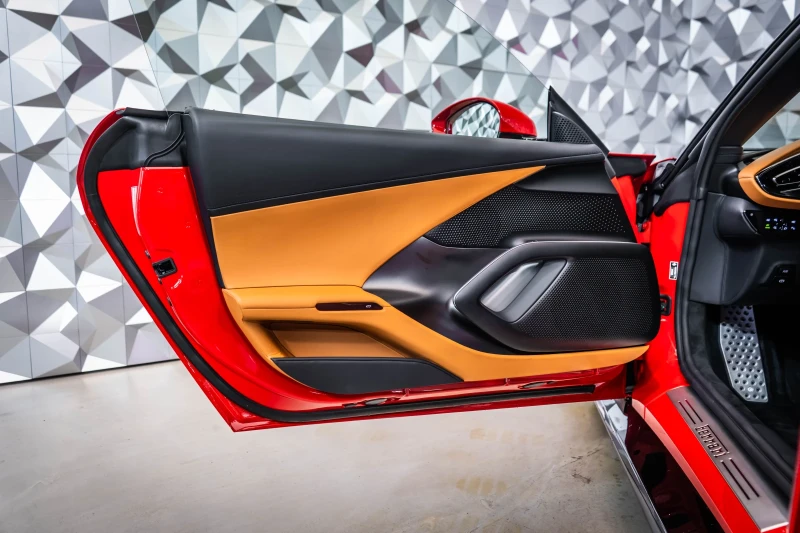 Ferrari 812 Superfast 12 Cilindri Rosso Corsa / Cuoio interior, снимка 7 - Автомобили и джипове - 51512490