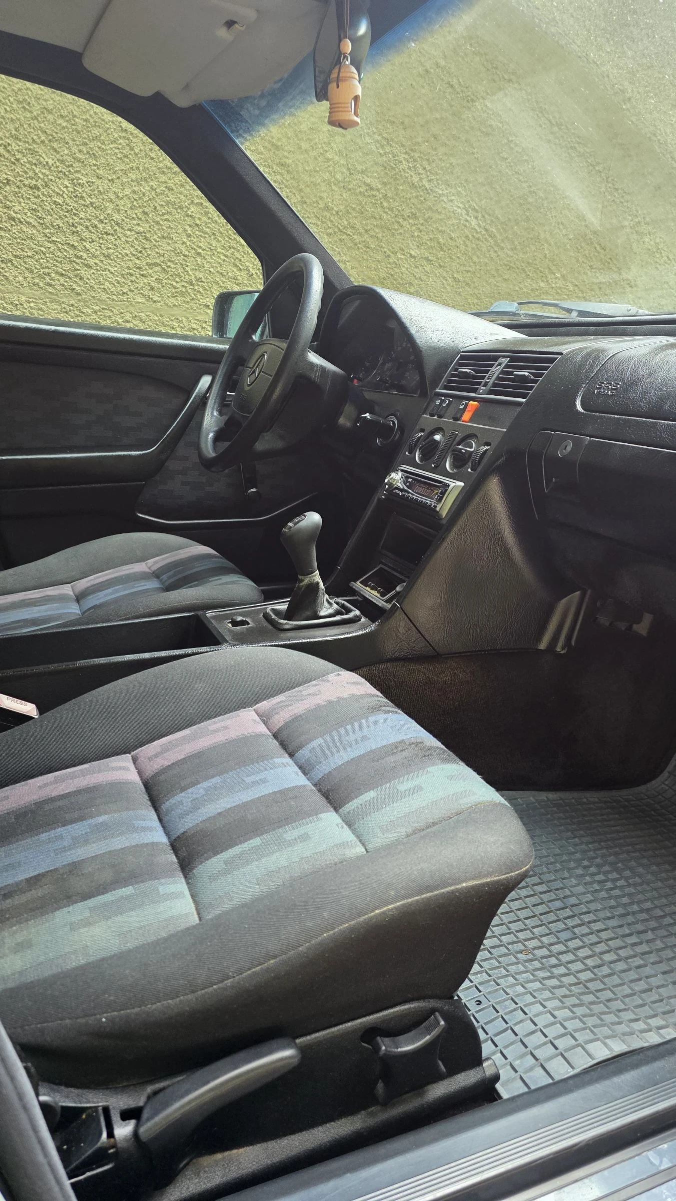 Mercedes-Benz C 180, снимка 5 - Автомобили и джипове - 54574381