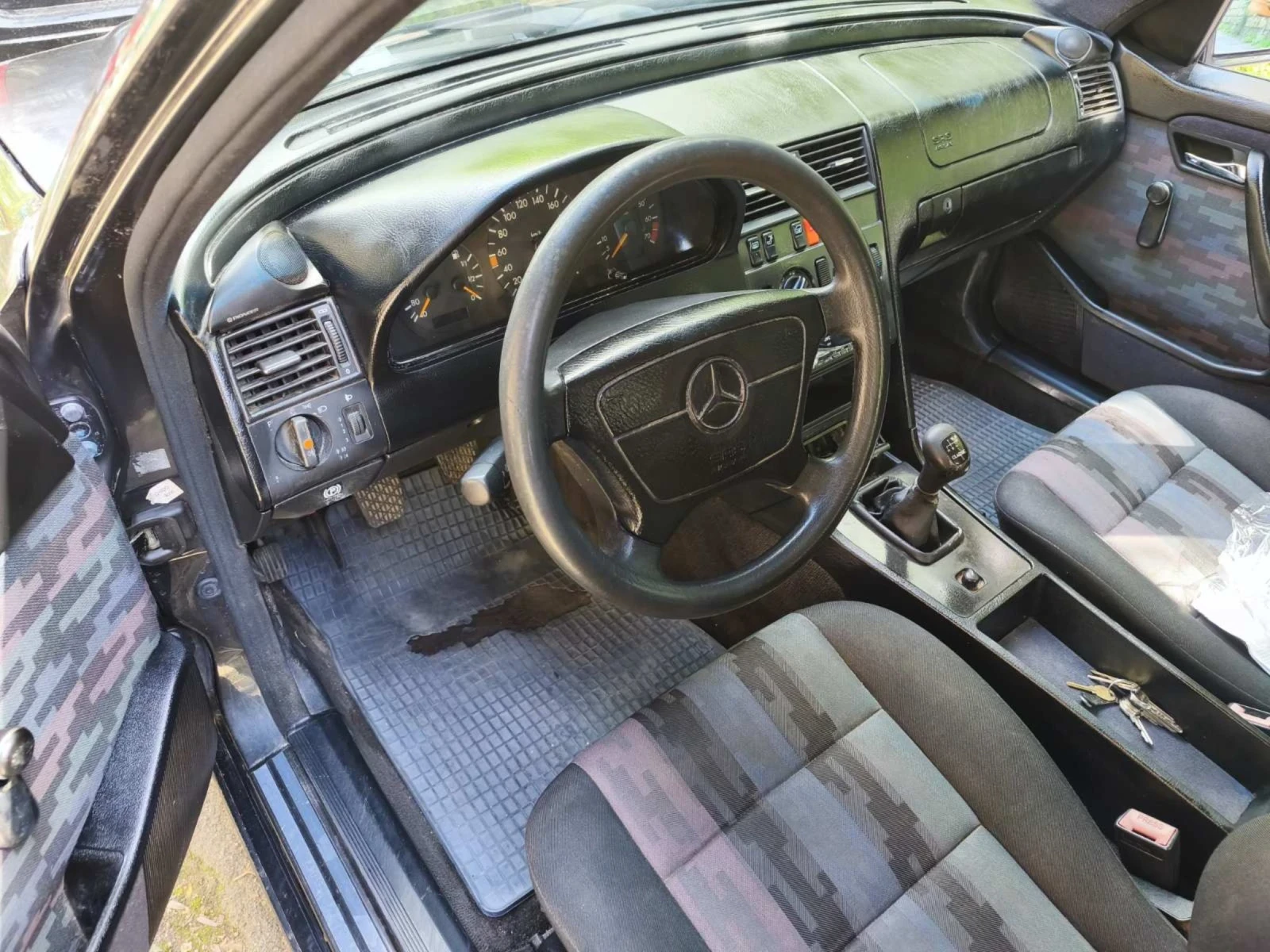 Mercedes-Benz C 180, снимка 4 - Автомобили и джипове - 54574381