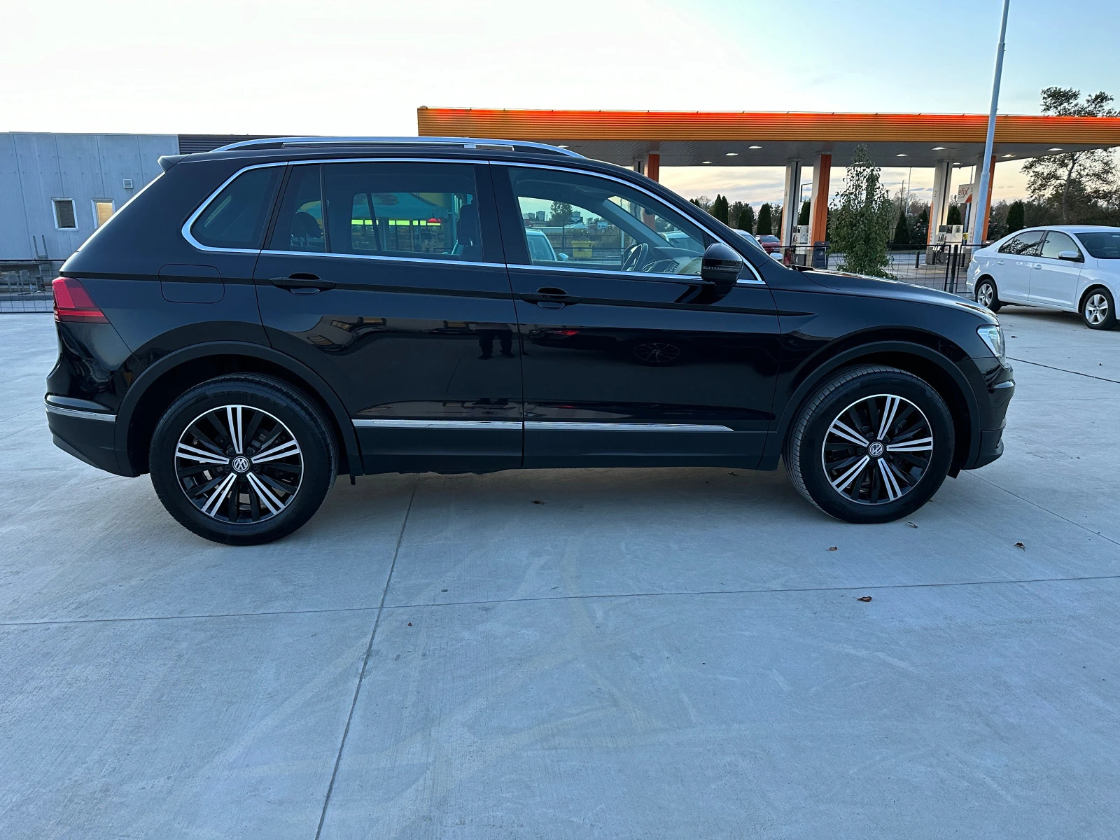 VW Tiguan В-Гаранция-2.0TDI/190к.с./4х4/Гаранция - изображение 6