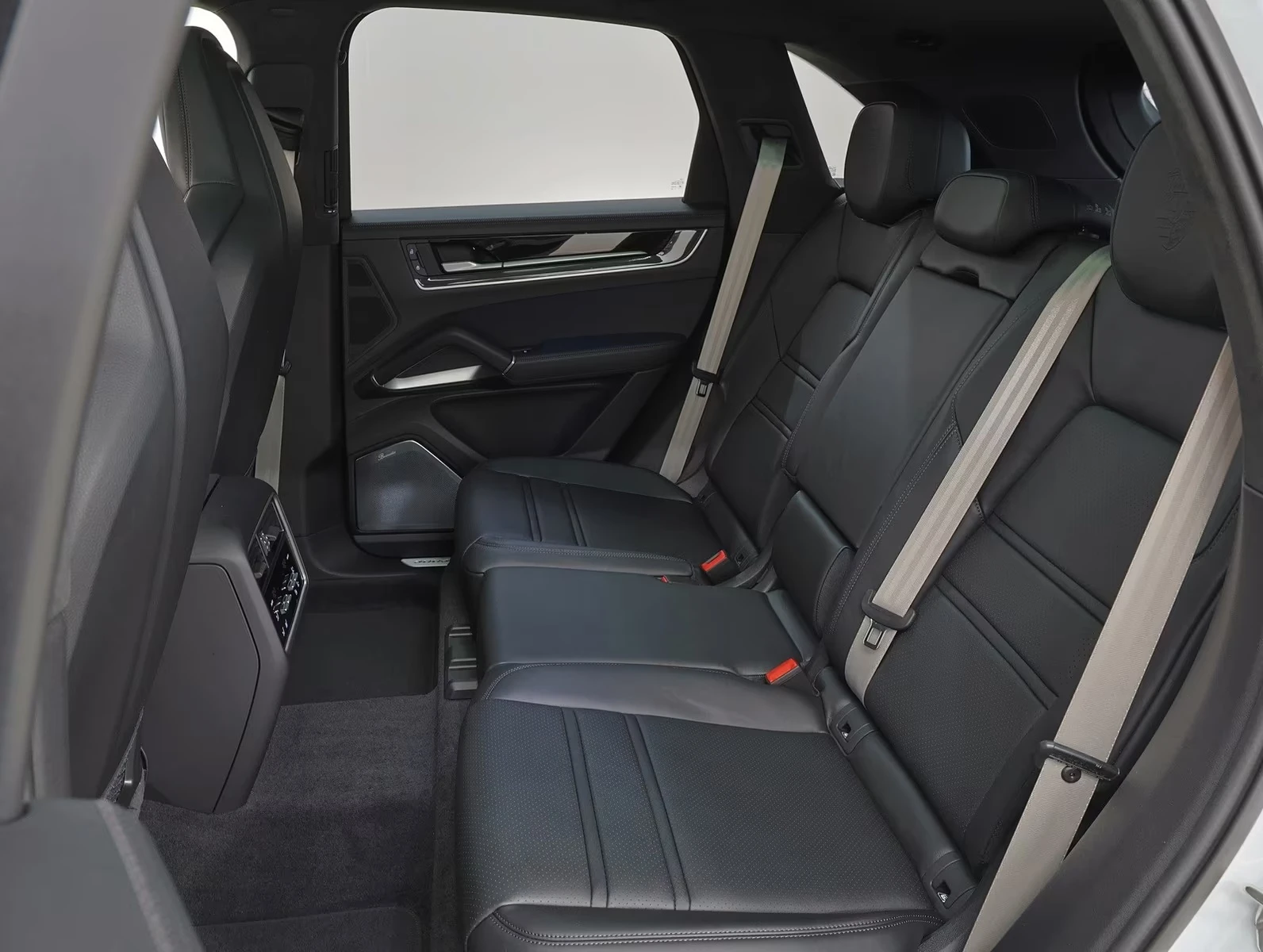 Porsche Cayenne TURBO / E-HYBRID / SPORT CHRONO / BURMESTER, снимка 16 - Автомобили и джипове - 54870241