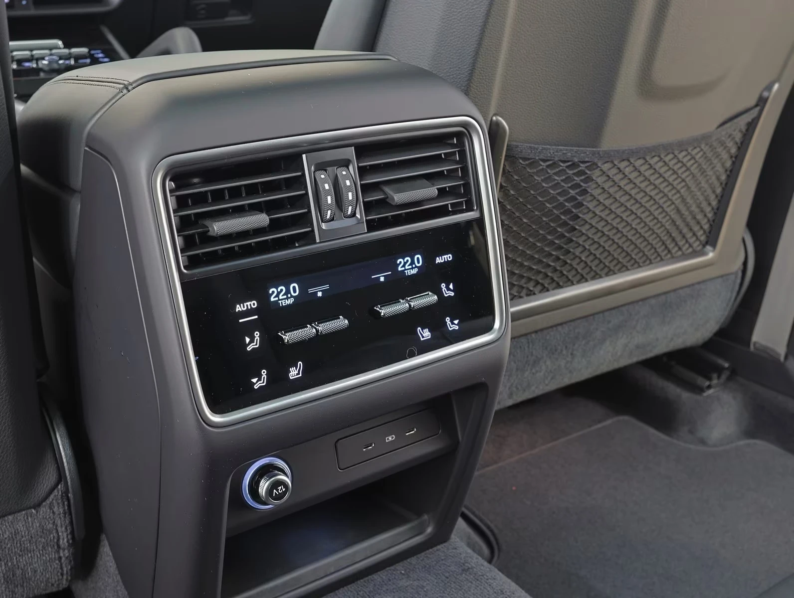 Porsche Cayenne TURBO / E-HYBRID / SPORT CHRONO / BURMESTER, снимка 17 - Автомобили и джипове - 54870241