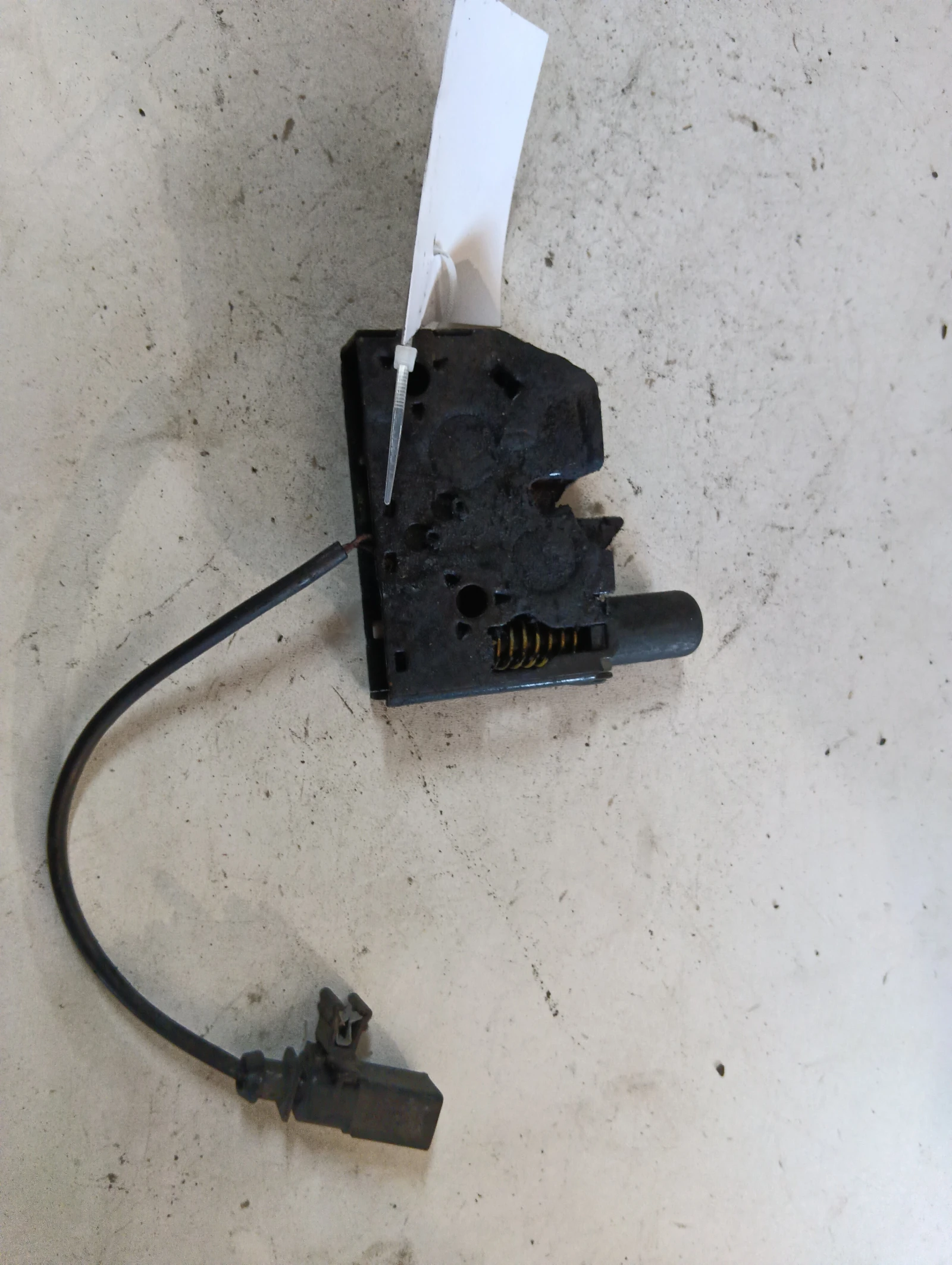 брава преден капак 4H0823509C Audi A8