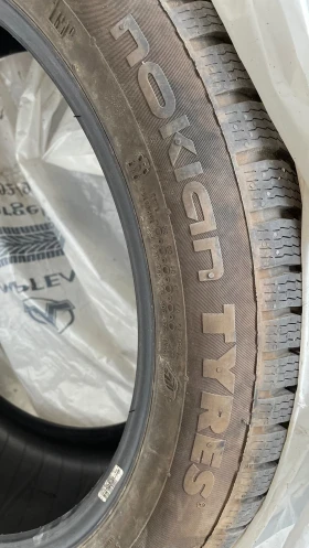 Гуми Зимни 225/45R19, снимка 3 - Гуми и джанти - 52872292