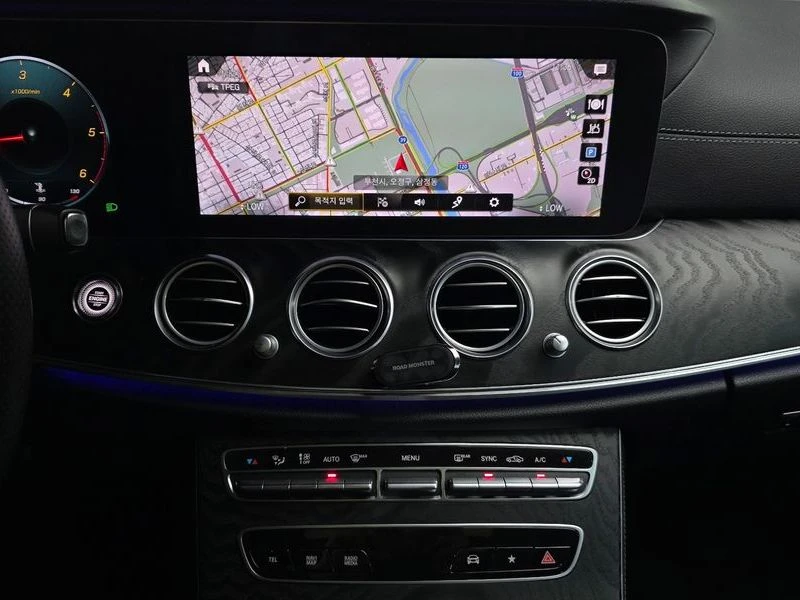 Mercedes-Benz E 220 E220d 4MATIC AMG Line| 194к.с.| ВКЛ.ТЕХНОТЕСТ, снимка 13 - Автомобили и джипове - 55701504